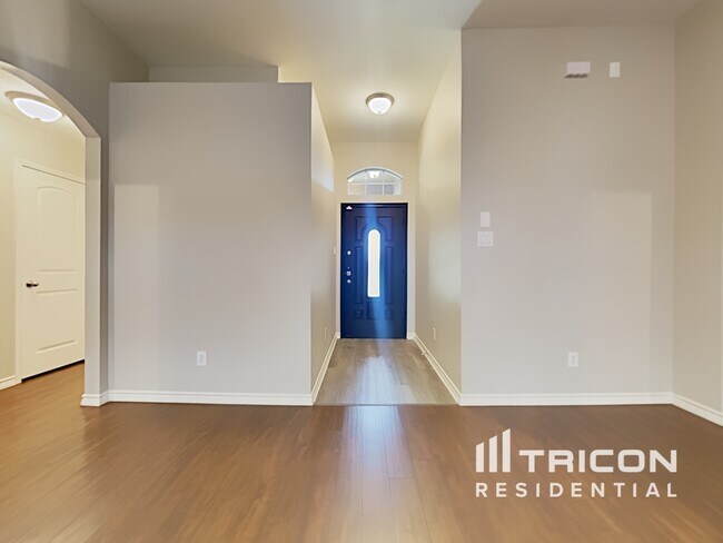 Building Photo - 648 Clearbrook St