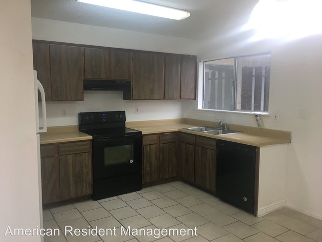 Building Photo - 2 br, 1.5 bath House - 1415 Loma Alto #2