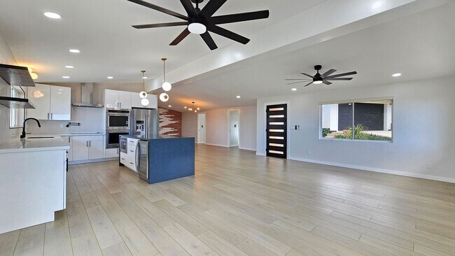 Foto del edificio - Waialae Nui Ridge - Renovated 4 bedroom, 3...