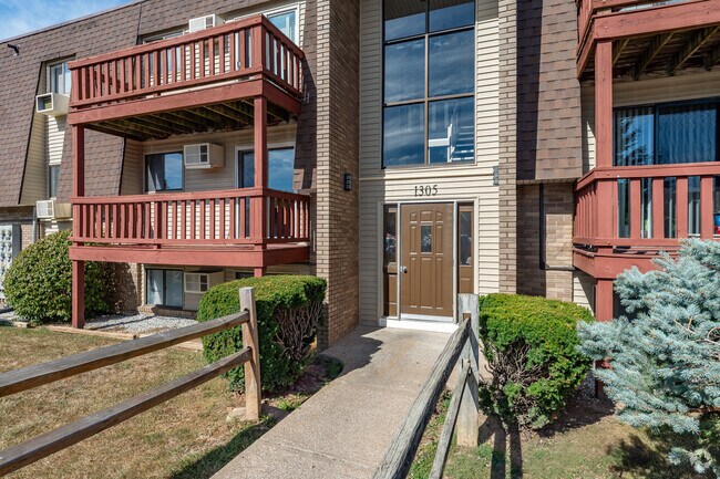 Entrada - Pinebrook Tower Apartments