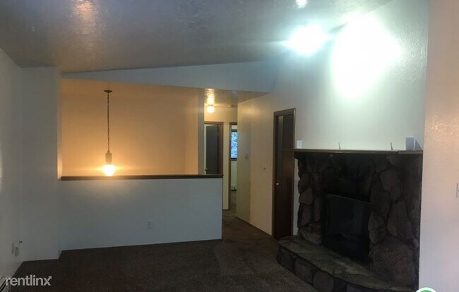 Building Photo - 3 br, 2 bath Townhome - 18743 N Lowrie Loop