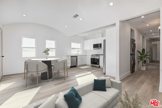 Building Photo - 843 N Formosa Ave