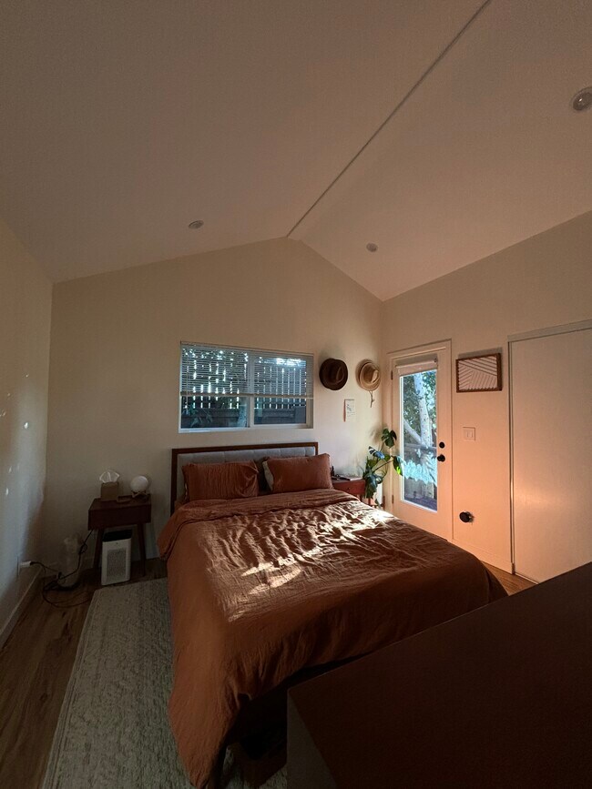 Building Photo - 2412 Graham Ave