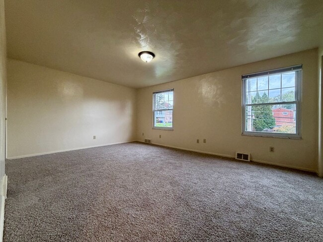 Building Photo - Must-See Two Bedroom Townhouse in Plum! Up...