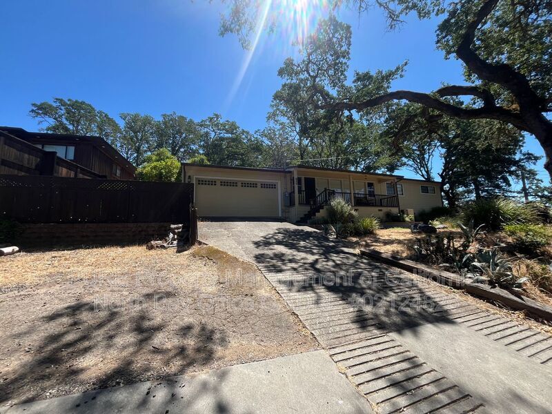 Building Photo - 825 Isola Way
