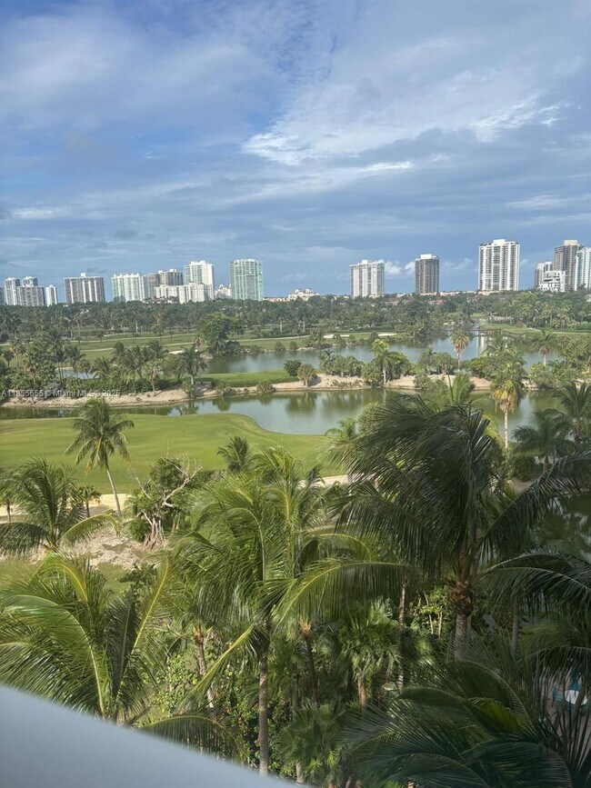 Foto del edificio - 19501 W Country Club Dr