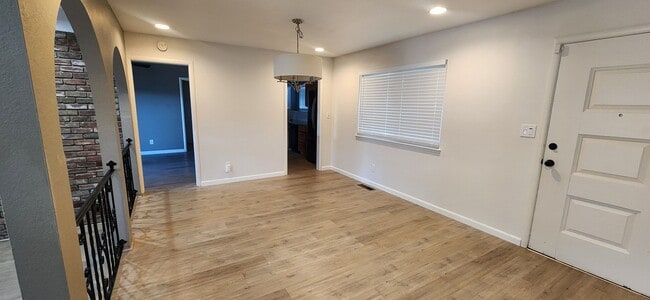 Foto del edificio - Beautiful 3 Bedroom 2 Bathroom Duplex in Desirable Greenhaven/Pocket Neighborhood