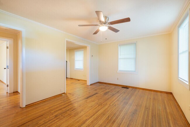 Building Photo - Convenient 2/1 home in the middle of town!