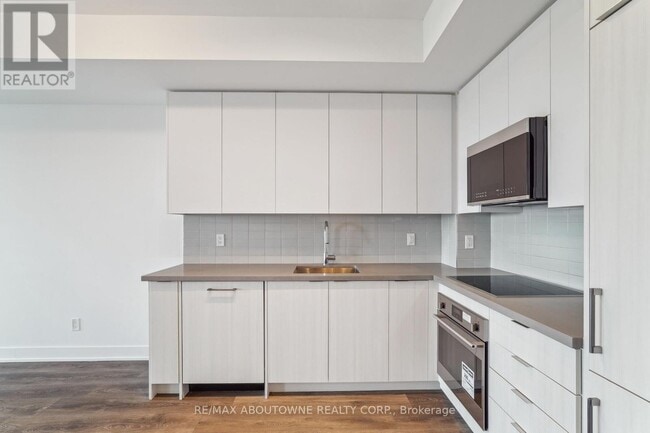Photo du bâtiment - 297-1297 Oak Walk Dr