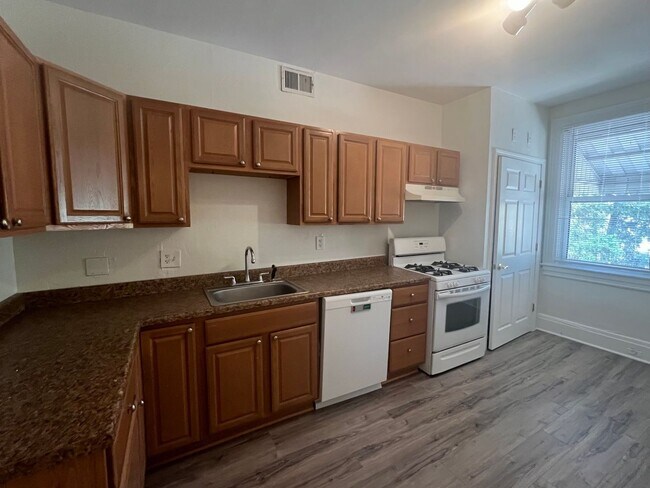 Foto del edificio - Spacious Updated 4BED/3BATH In Southside -...