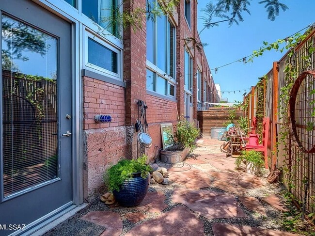 Foto del edificio - 1001 E 17th St