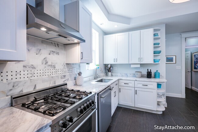 Building Photo - 723 5th St NE