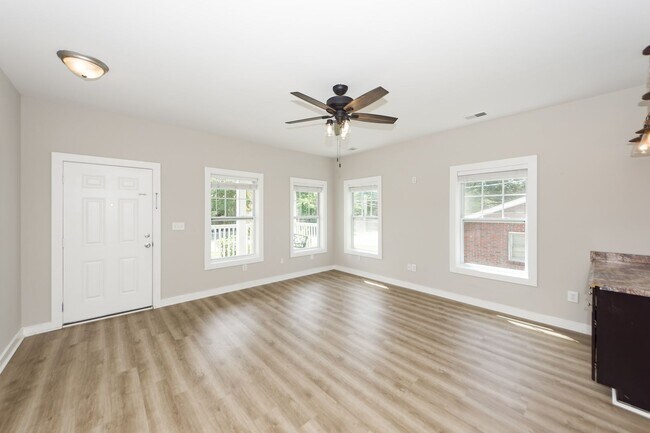 Building Photo - 3 Bedroom 2 Bath Home in Charleston Farms ...