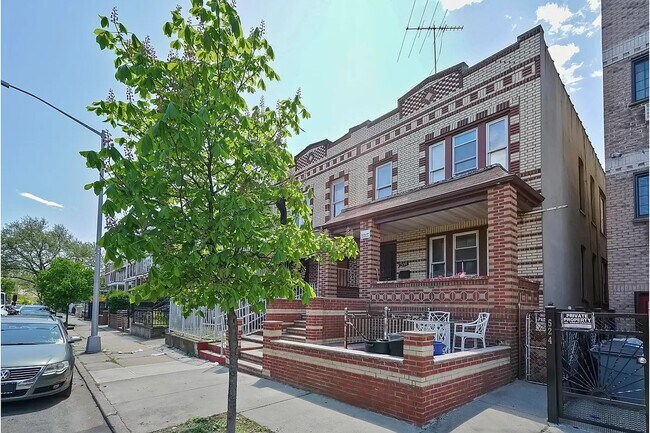 Foto del edificio - 528 Snediker Ave