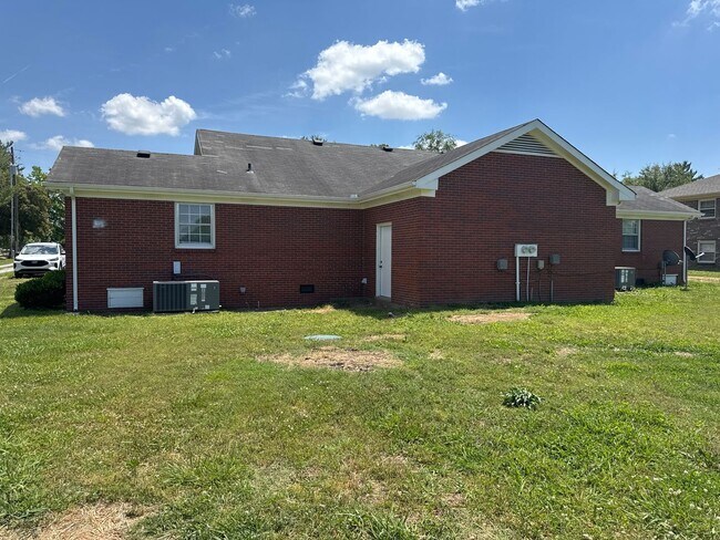 Foto del edificio - Quiet 2BR Duplex Living Near Old Hickory Lake
