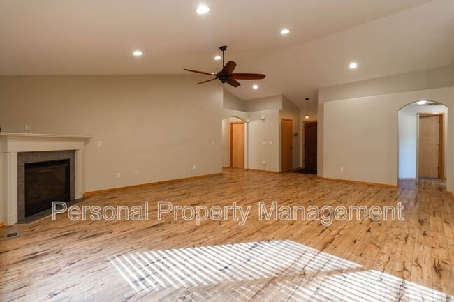 Building Photo - 902 N 15th Ct