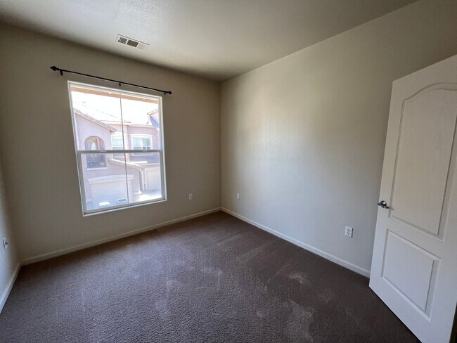 Building Photo - 2440 Fontana St