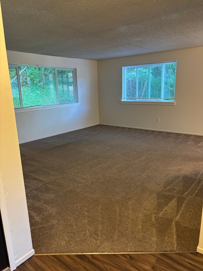 Building Photo - 1626 Kent Des Moines Rd