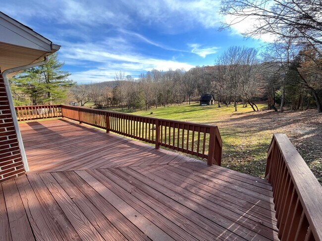 Building Photo - 3 Bedroom, 2 Bath House with Huge Yard