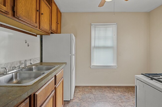 Foto del edificio - Welcome to this charming 2-bedroom, 1-bath...