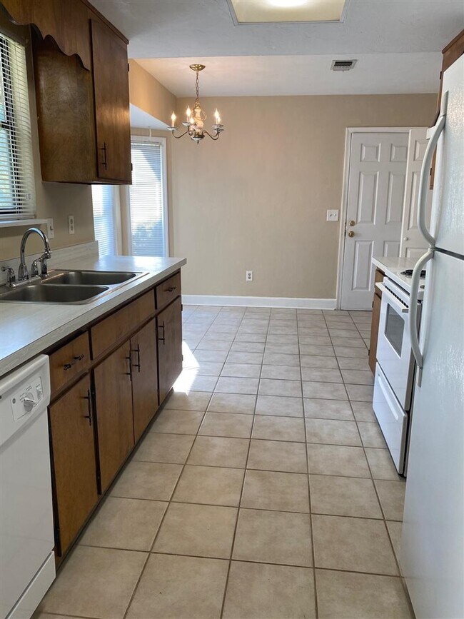 Building Photo - 2208 Branbury Ln