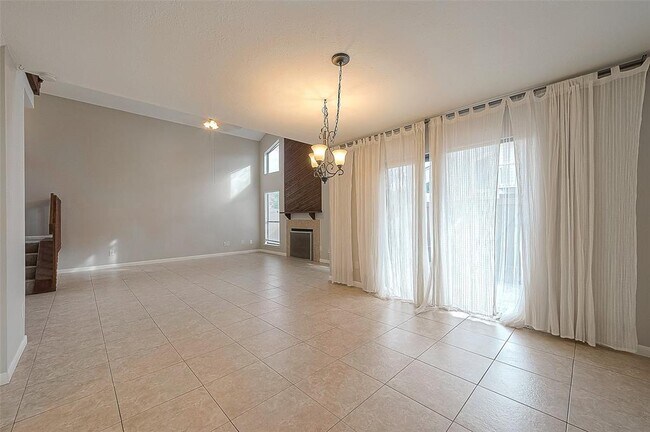 Foto del edificio - 2379 Briarwest Blvd