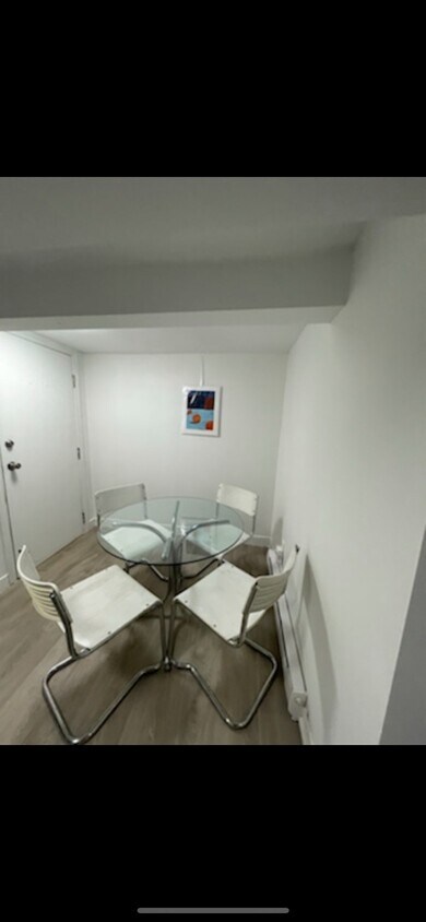 Photo du bâtiment - Great lower level apartment!