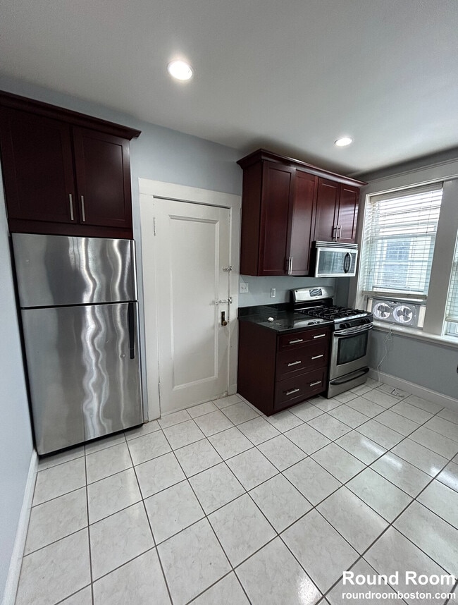 Building Photo - 2035 Commonwealth Ave