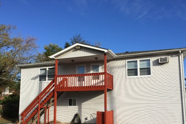 Frente del edificio - 1526 N Cedar Lake Rd