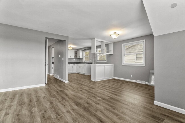 Building Photo - Big, Bold, and Beautiful Upper Unit!