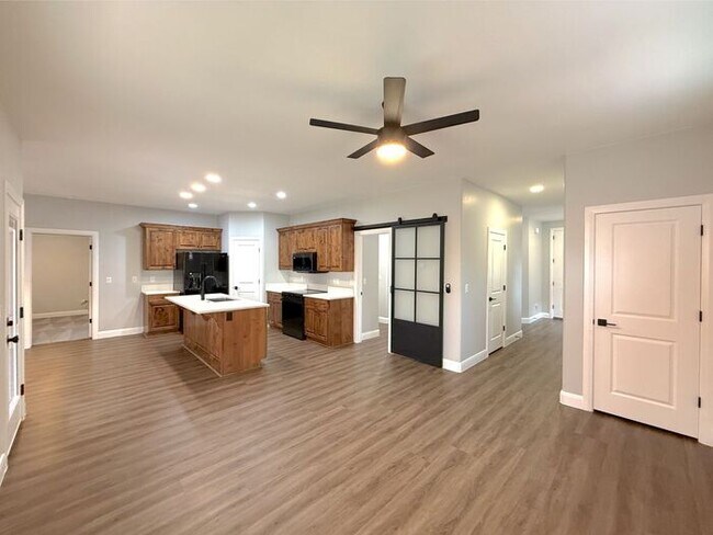 Foto del edificio - 4 bed, 2.5 bath duplex unit w/2 car garage