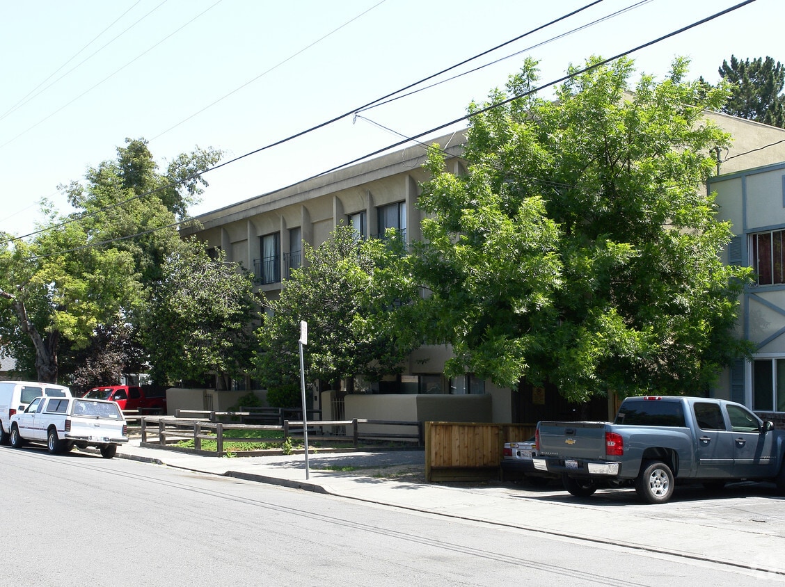 Building Photo - 348 4th Ave