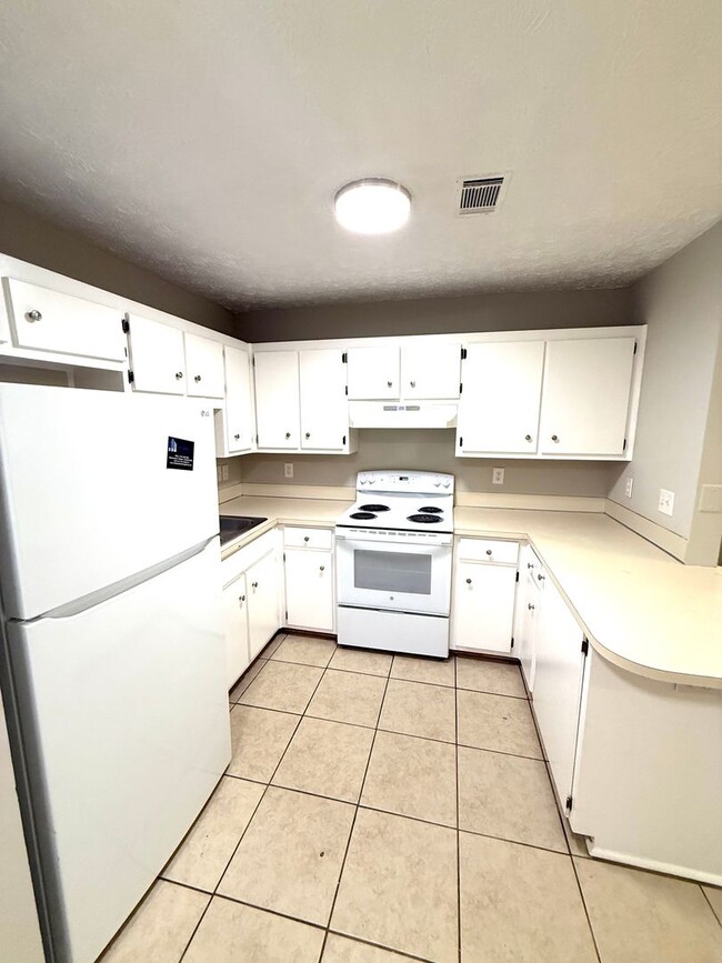 Building Photo - ** Great 3 bed 2 bath ** Perry Hill Road! ...