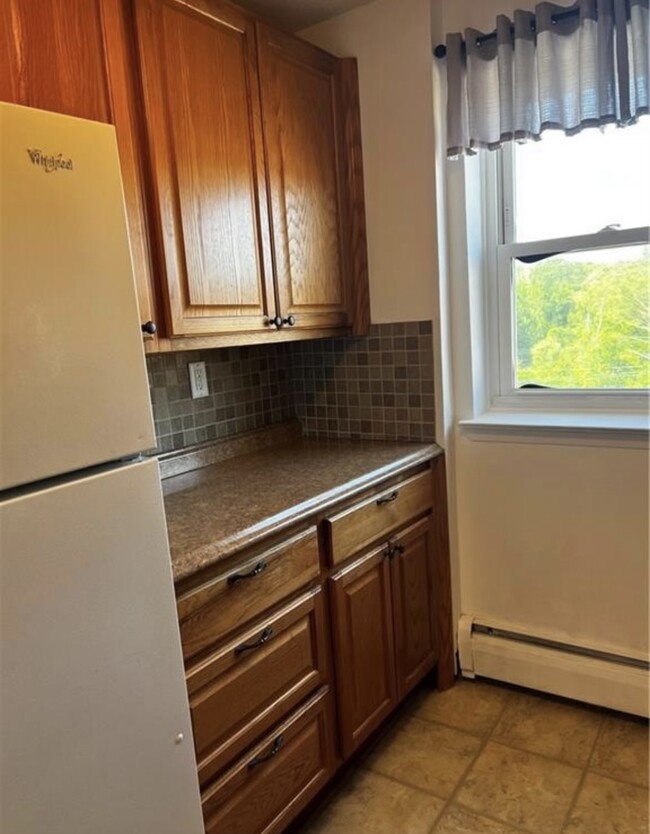 Kitchen counter - 70 Farmington Ave