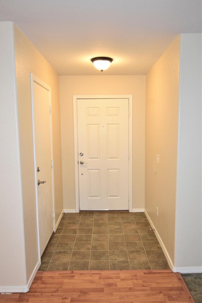 Building Photo - 2455 E Peach Tree Dr