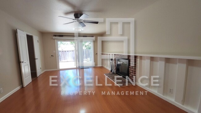 Building Photo - 3/2 House with HWF, Granite Kitchen, Enclo...