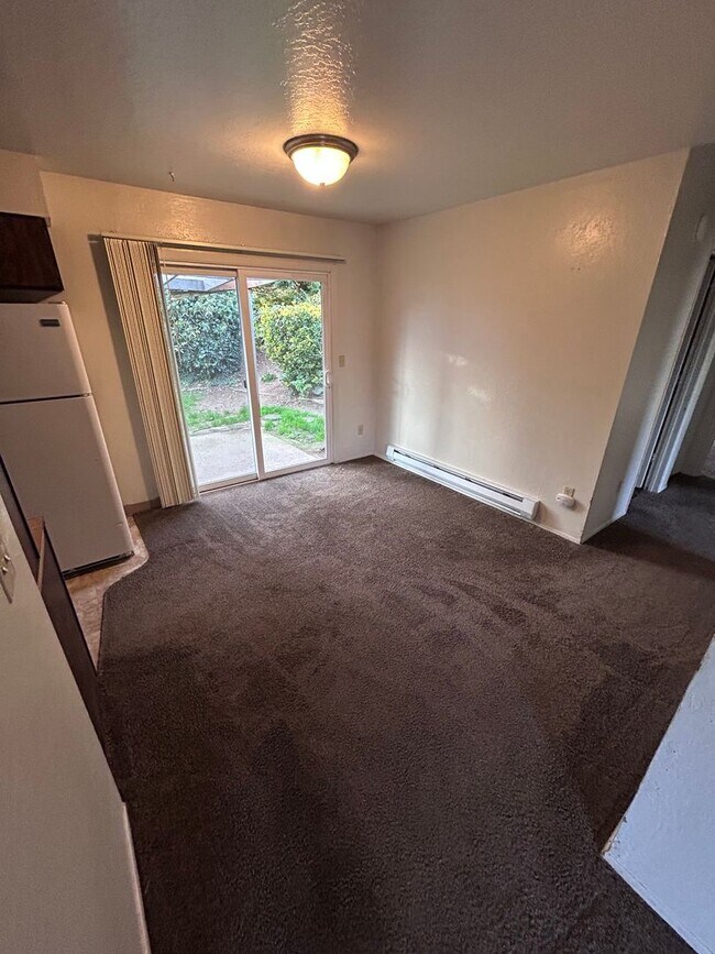 Foto del edificio - 3 bedroom 1 bath house w/ attached garage in Coos Bay!