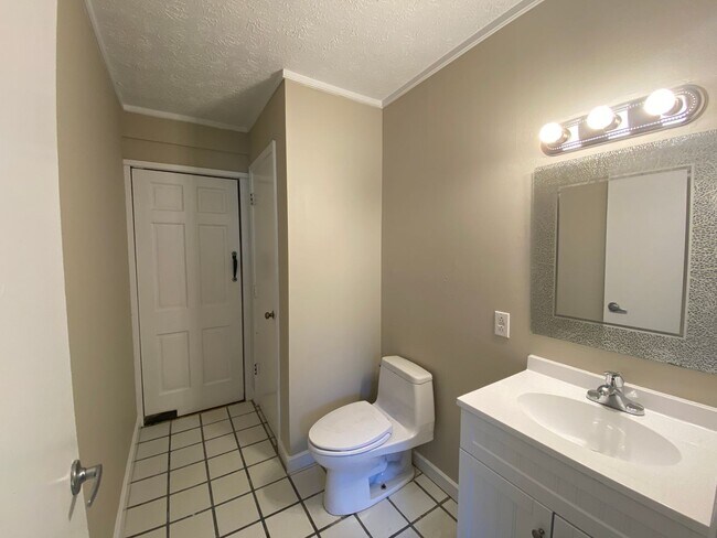 Building Photo - 110/112 Allyson Way