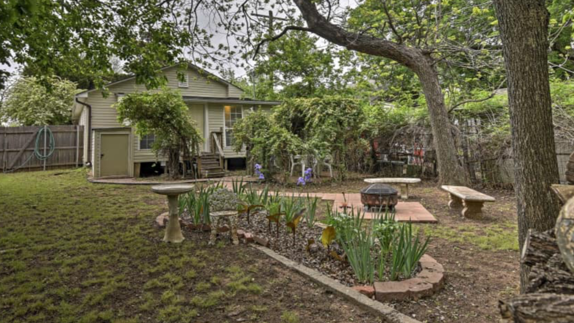 Large landscaped fenced backyard - 1515 N Independence Ave