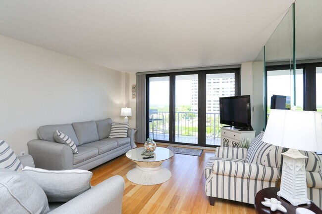 Foto del edificio - ** 2 BEDROOM 2 BATH CONDO RIGHT ON THE BEA...