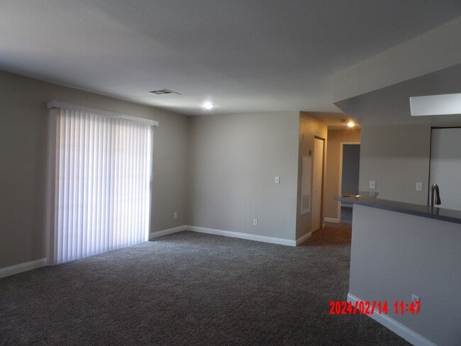 Building Photo - Beautifully remodeled, 2 bedroom/2 baths 2...
