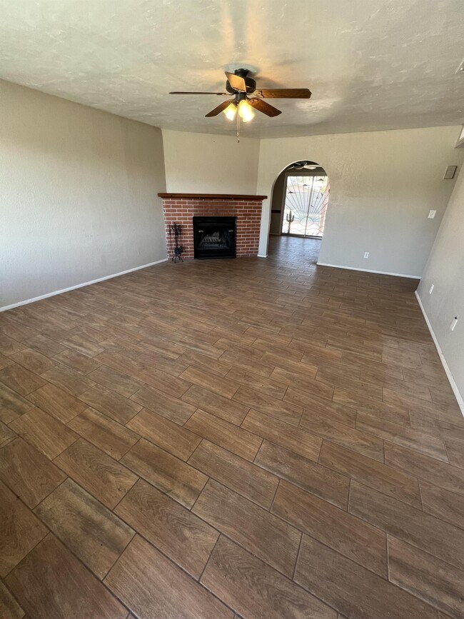 Building Photo - 3931 W Sunny Hills Pl