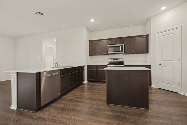 Foto del edificio - Comfortable Living Meets Modern Style in This Bright Home