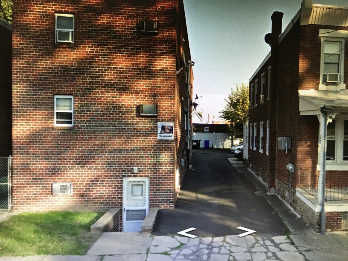 Front - 6035 Palmetto St