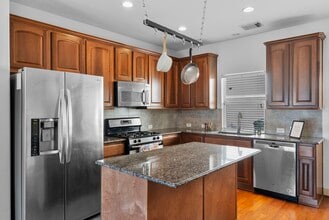 Building Photo - 313 Hogan St