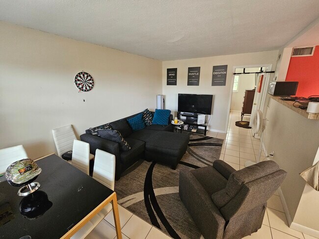 Building Photo - 1250 Old Boynton Rd