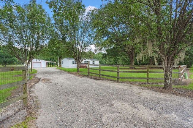 Foto del edificio - beautifully refreshed 3-bedroom, 2-bath home offering peaceful country living with modern updates!
