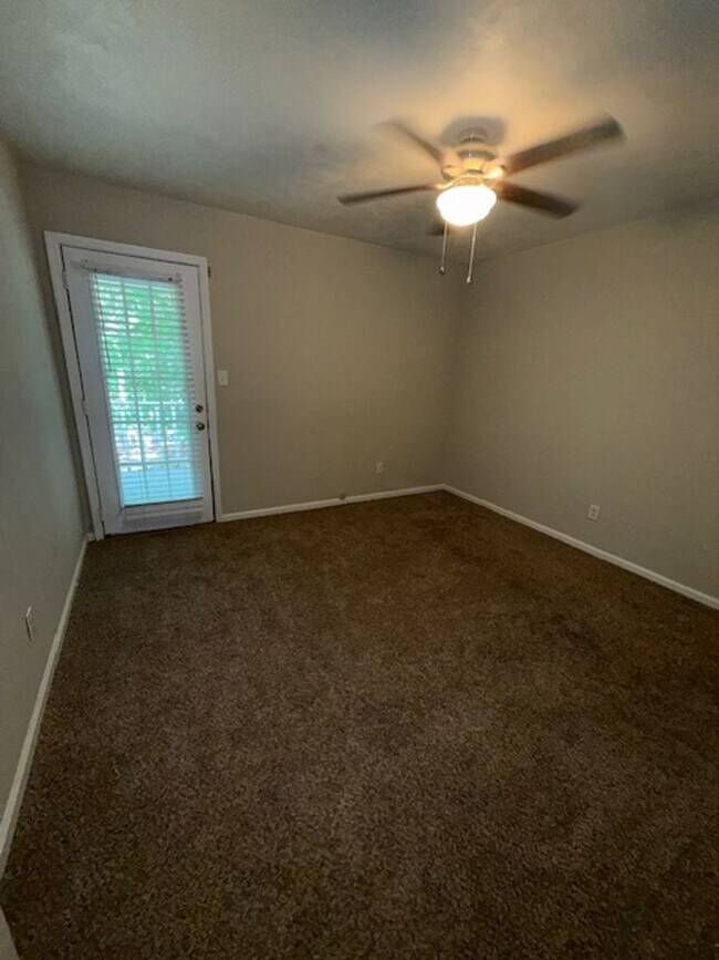 Foto del edificio - 124 Whetherbine Way W