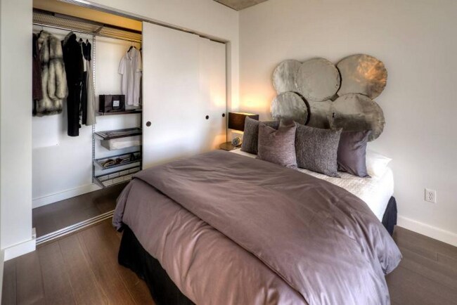 Foto del edificio - 745 W Division St