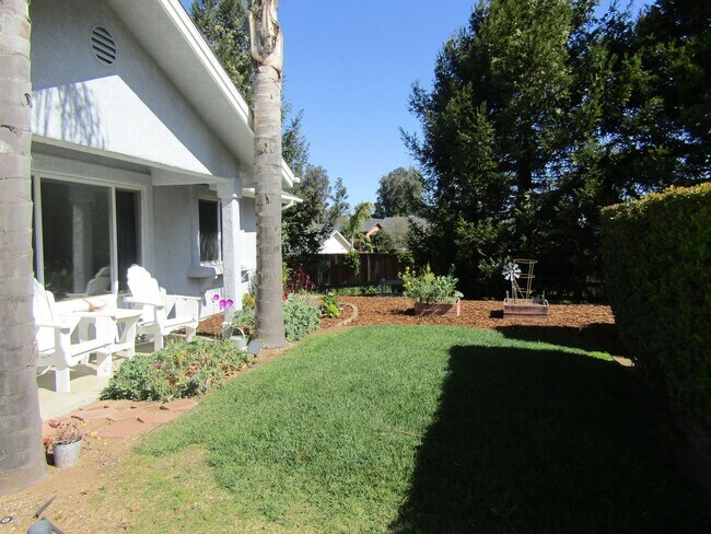 Building Photo - Immaculate Single Level Home on a Generous...